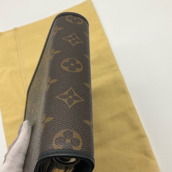 LOUIS VUITTON

Monogram Macassar Medium Ring Agenda - Picture 5 of 14
